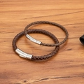 Pulseras de cuero trenzado marrón con cierres de acero sobre una mesa de madera - 4mm / 17cm / Cuero Café Hebilla de Acero