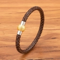 Geflochtenes dunkelbraunes Lederarmband mit sandgestrahlter Goldperle und Magnetverschluss - Braunes Leder Goldene Schnalle / 23cm