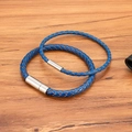 Blaues geflochtenes Lederarmband mit silbernem Magnetverschluss auf Holzhintergrund - 17cm / 4mm / Stahlfarben
