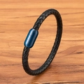 Bracelet tressé en cuir noir avec fermoir magnétique bleu sur fond de bois - 17cm / 3mm / Bleu