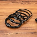 Set mit vier schwarzen Herren-Lederarmbändern mit strukturierten Magnetverschlüssen - 17cm / Mikrogröße (3mm) / Schwarz