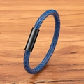 Blaues geflochtenes Lederarmband für Herren mit schwarzem Magnetverschluss auf Holz - 17cm / 4mm / Schwarz