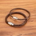 Bracelets en cuir tressé marron avec fermoir magnétique en acier sur bois naturel - Version Étendue / Brun Argent