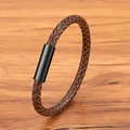 Braunes geflochtenes Lederarmband mit schwarzem Magnetverschluss auf Holzhintergrund - 17cm / 4mm / Schwarz