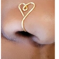 Primer plano macro de un clip nasal dorado con forma de corazón sin perforación para mujer - Estilo Corazón (A10) / Dorado