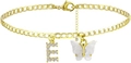 Detail der goldenen Fußkette mit glitzerndem Buchstaben E und weißem Schmetterling - Gold E