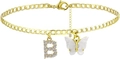 Detail der goldenen Gliederkette mit Buchstaben B Anhänger und weißem Schmetterling - Gold B