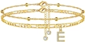 Detail einer zweilagigen Gold-Fußkette mit Buchstaben-E-Zirkonia-Anhänger und Strasssteinen - Buchstabe E