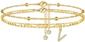 Nahaufnahme der goldenen Figaro-Kette mit Kristall-V-Anhänger und Perlen-Lagen-Design - Buchstabe V