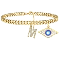 Makroaufnahme der goldenen Panzerkette mit Mikro-Pave-Buchstabe M und Evil-Eye-Anhänger - Buchstabe M