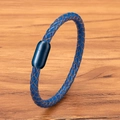 Geflochtenes dunkelblaues Lederarmband mit blauem Magnetverschluss auf Holzuntergrund - Blaues Leder Blaue Schließe