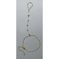 Pulsera de mano bohemia dorada con piedras de grava verde claro irregulares sobre fondo blanco - Dorado + Verde