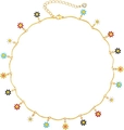 Détail du collier doré avec cinq breloques marguerites en émail coloré et fermoir mousqueton - Or