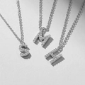 Vue détaillée des pendentifs alphabet S, M et H sertis de zircons sur chaînes en O - Lettre A / Argent