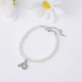 Elegant pearl bracelet featuring a silver micro-pave zircon letter P charm and daisy decor - Letter P / Silver