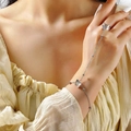 Conjunto de pulsera y anillo de mariposa plateado con cuentas en mano de modelo - Estilo Mariposa / Plateado