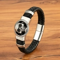 Herren Armband aus schwarzem geflochtenem Leder mit silbernem Totenkopf und Magnetverschluss - Einfacher Totenkopf-Stil (M932) / Stahlfarben / Klein