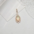 Makroaufnahme von Opal-Anhänger in Tropfenform mit Vintage-Goldfassung und Akzenten - Nur Anhänger (Keine Kette)