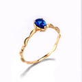 Anillo vintage de plata 925 dorada con circón azul pera y diseño de banda ondulada - US 10