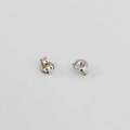Makroaufnahme von S925 Sterling Silber Schmetterlings-Ohrringverschlüssen, poliert - 925er Silber / Weißgold