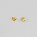Makro-Detail von vergoldeten S925 Sterling Silber Schmetterling-Ohrmuttern mit 925er Stempel - 925er Silber / Gold