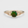 Détail macro d'une bague dorée avec pierre verte et anneau texturé en chevrons - Taille US 5 / Bague Cristal de Roche et Ammolite