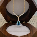 Retro Goldkette mit blau-grünem Quarzstein im Smaragdschliff in einer Holzbox - Einheitsgröße / Blau-Grüner Verlauf (Passende Halskette)