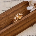 Detailansicht des S925 Silber Kronenring-Sets mit gelbem Edelstein und Webstruktur - US 5 / Ring-Set