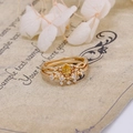 Nahaufnahme eines Vintage-Kronenring-Sets aus S925 Silber mit gelbem Kristall und Zirkon - US 5 / Weißer Zirkon Ring