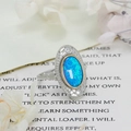 Nahaufnahme eines Vintage-Rings aus S925-Silber mit blauem Opal und Mikropave-Kristallen - US Größe 5 / Künstlicher Opal Ring