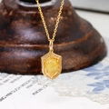 Macro-opname van vintage S925 zilveren 14K gouden schildhanger met rutielkwarts edelsteen - Gouden Rutilated Kwarts Hanger (Zonder Ketting)