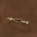 Makroaufnahme eines goldenen Vintage-Rings mit rotem Edelstein, Perle und Zirkonia - 5# / Ring mit braunem Zirkonia und Süßwasserperle
