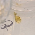 Detailansicht eines ovalen Citrin-Anhängers mit 18 Karat Vergoldung und kleinen Diamanten - Citrin Anhänger (Ohne Kette)