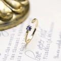 Elegante S925 zilveren 14k vergulde open ring met een diepblauwe saffier edelsteen - Verstelbare Ring (2894)