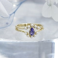 Vue macro de la bague en or S925 avec tanzanite poire et petites perles blanches - US 5 / Violet/Or (Bague Tanzanite)