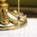 Macro-opname van de gouden sleutelhanger met een centraal geplaatste blauwe saffier - Alleen Sleutel Hanger (Zonder Ketting) (2895)