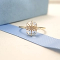 S925 Silberring mit rechteckigem weißem Kristall und goldenem Sternschliff-Motiv - US Größe 5 / Weißer Kristall (Gold)