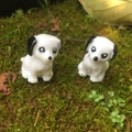 Miniatur-Welpenfiguren aus Harz für Mikrolandschaften und Sukkulenten-Dekoration - Sitzender Stil / Hund mit schwarzen Ohren