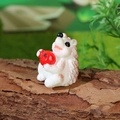 Miniatur Igel-Figur aus Harz mit roter Frucht für Garten- und Landschaftsdeko - Stil Mit Granatapfel (Stil A)