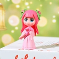 Miniatura di fata con capelli rosa e fiocchi verdi che tiene un bouquet di fiori - Stile Vestito Rosa Capelli Rosa (Modello C)
