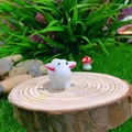 Dettaglio di figurine di pecore bianche in resina su supporto in legno con micro-paesaggio - Pecora Madre (Orecchie Rosa)