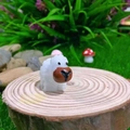 Mini statuetta di pecora in resina su legno con paesaggio di muschio e funghi - Ariete (Bocca Marrone)