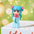 Figurine de fée de maison de poupée aux cheveux bleus tenant un lotus rose en résine - Style Robe Bleue Cheveux Bleus (Modèle E)