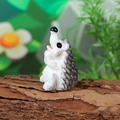 Miniatur-Igel-Figur aus Harz in Weiß und Taupe für Mikro-Landschaftsdekoration - Stil D