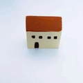 Miniatur Harzhaus mit orangefarbenem Dach für Terrarienlandschaften und Schreibtischdeko - Gemütliche Hütte (4662588041709) / 4.5CM