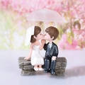 Miniatur-Hochzeitspaar aus PVC auf einer Bank sitzend unter einem lichtdurchlässigen Schirm - Schwarz & Weiß / Schwarz