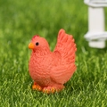 Miniatur-Henne aus Harz in Orangerot für die Garten-Mikrolandschaft mit Federstruktur - Henne