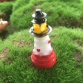 Roter und weißer Miniatur-Leuchtturm aus Harz auf Moos für DIY Mikrolandschafts-Dekor - Miniatur / Roter Leuchtturm