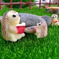 Tre simpatiche figurine di riccio in resina per decorazioni di micro paesaggi e vasi - Mamma Riccio che Legge
