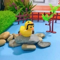 Miniatura di anatra gialla in resina con occhiali da sole per paesaggi e scrivanie - Papà Papero (Occhiali Cool)
